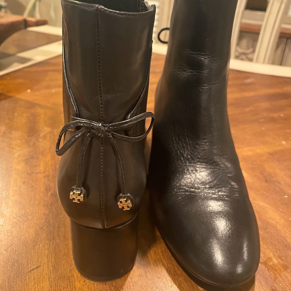 Tory Burch Brooke Booty Tassel Rare Find Size 9 Black Leather